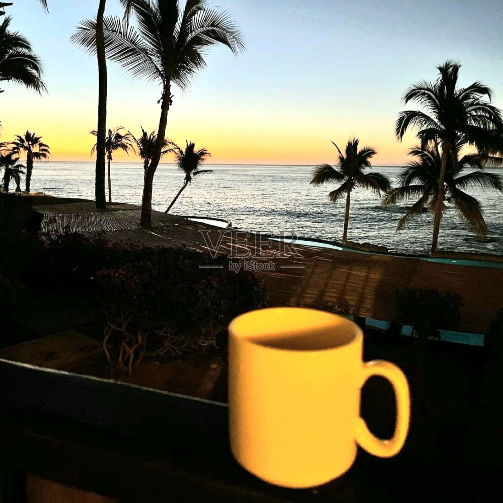 海滩咖啡杯照片摄影图片