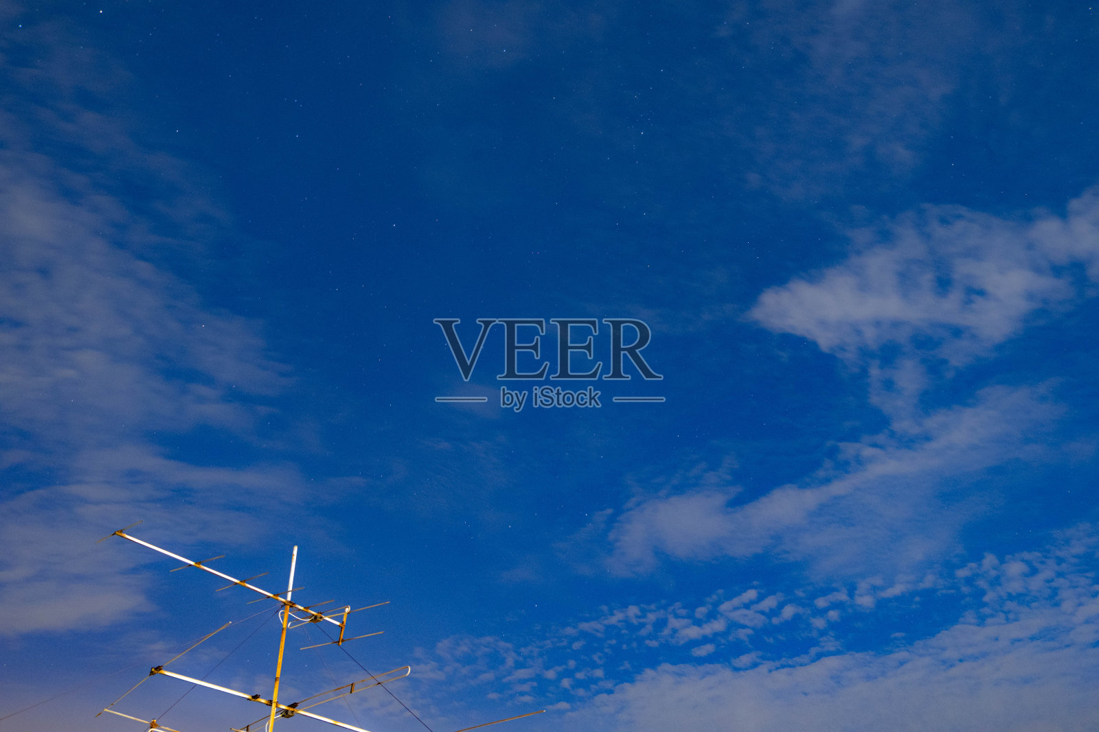 靛蓝天花板上乌云密布照片摄影图片