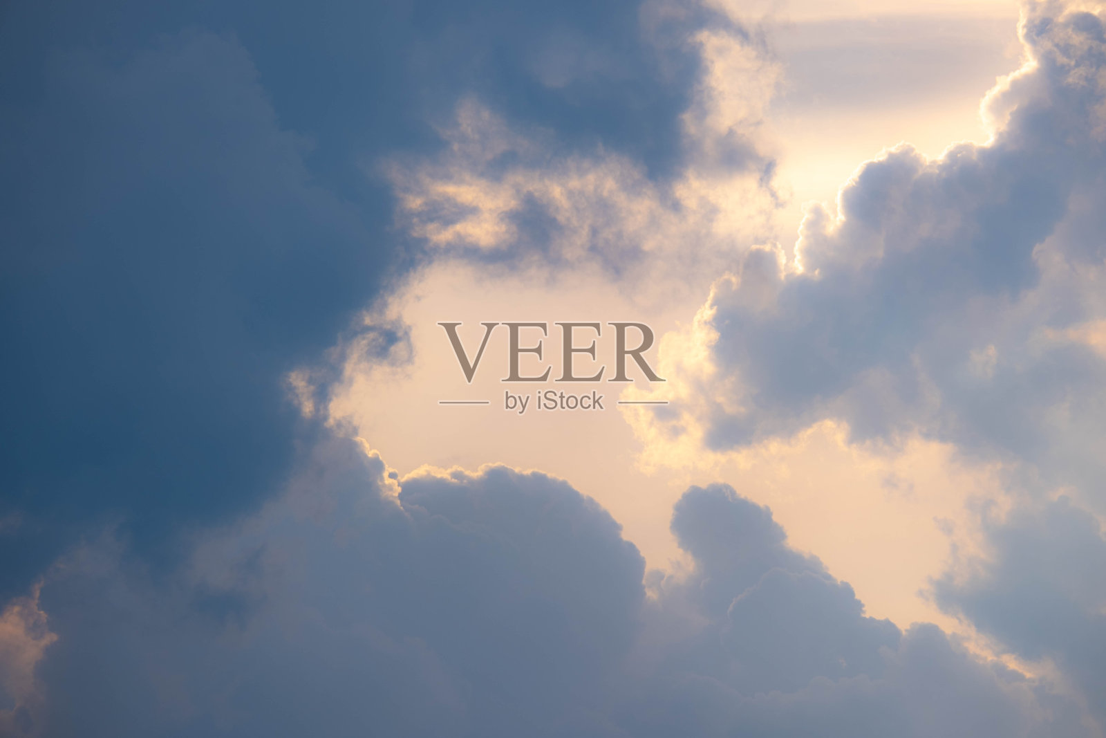 靛蓝天花板上乌云密布照片摄影图片