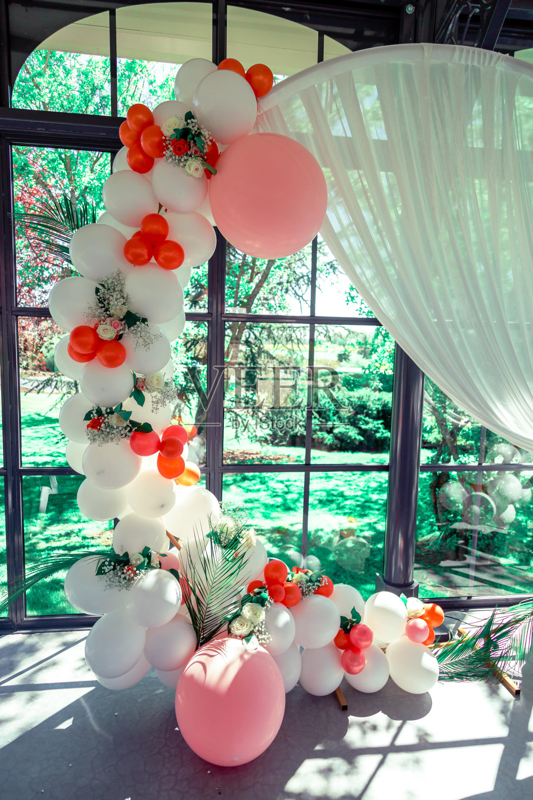 用气球和绿色植物装饰照片摄影图片