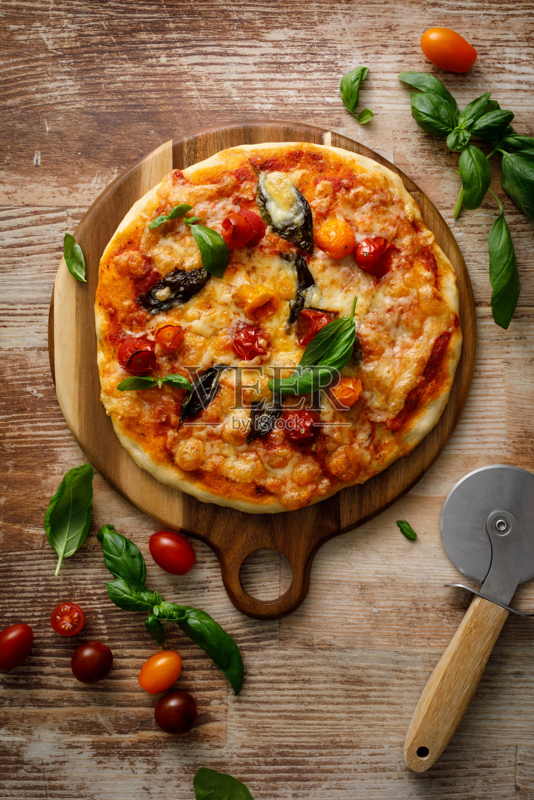 木制背景上的玛格丽特披萨照片摄影图片