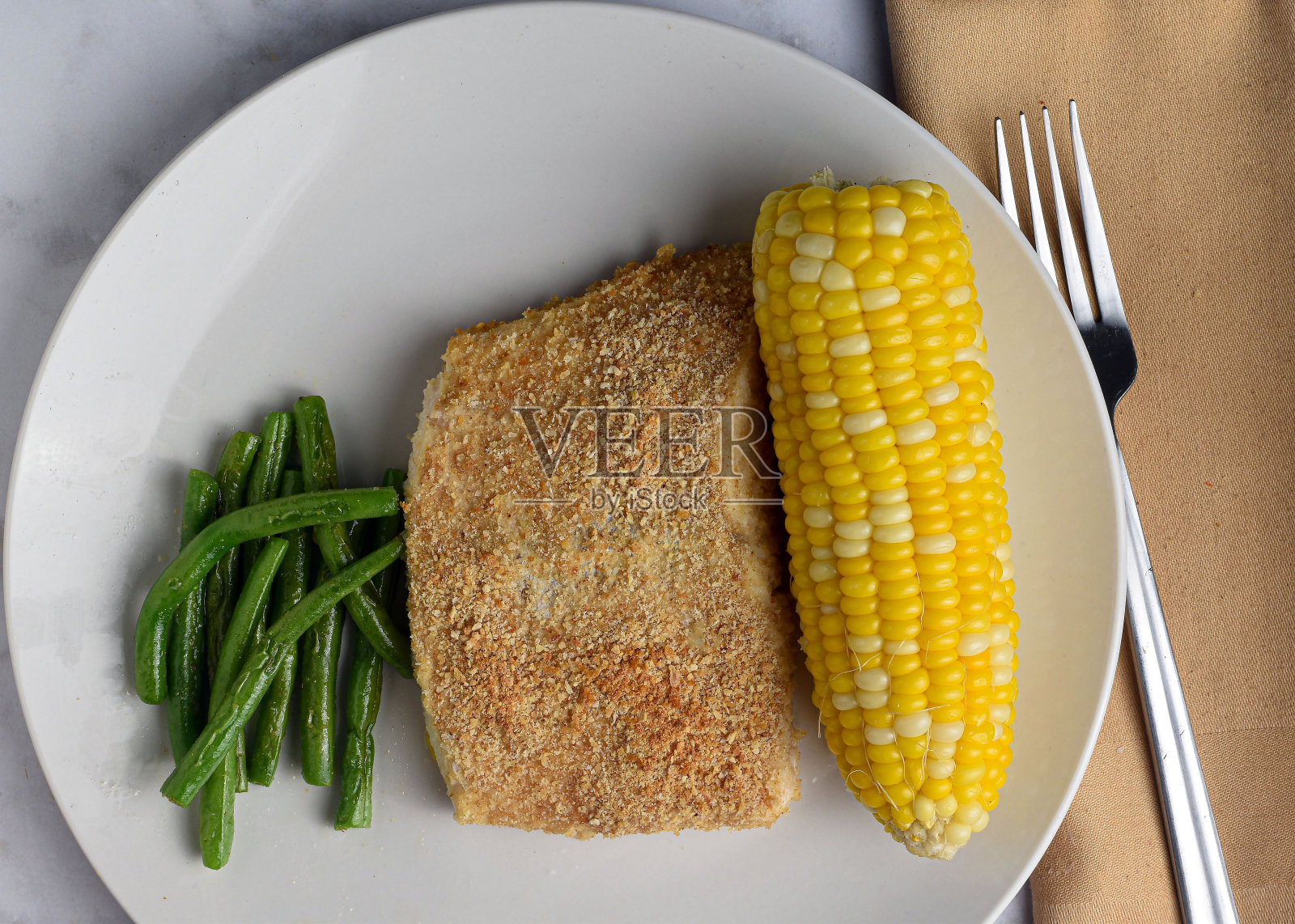 烤黑线鳕配炒四季豆和玉米照片摄影图片