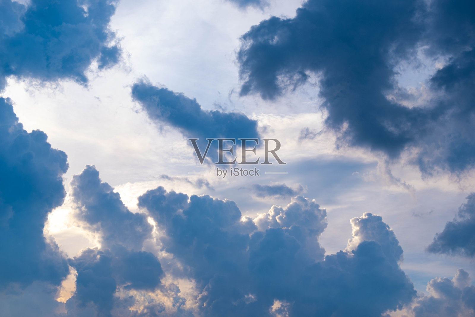 靛蓝天花板上乌云密布照片摄影图片