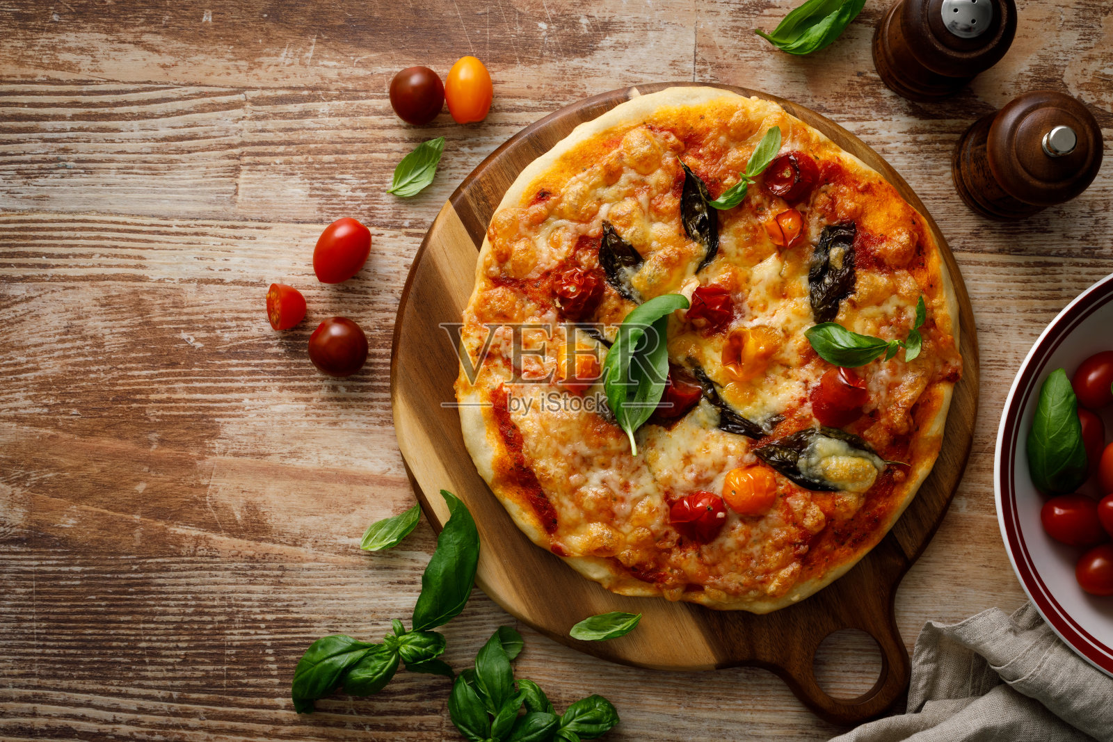 木制背景上的玛格丽特披萨照片摄影图片