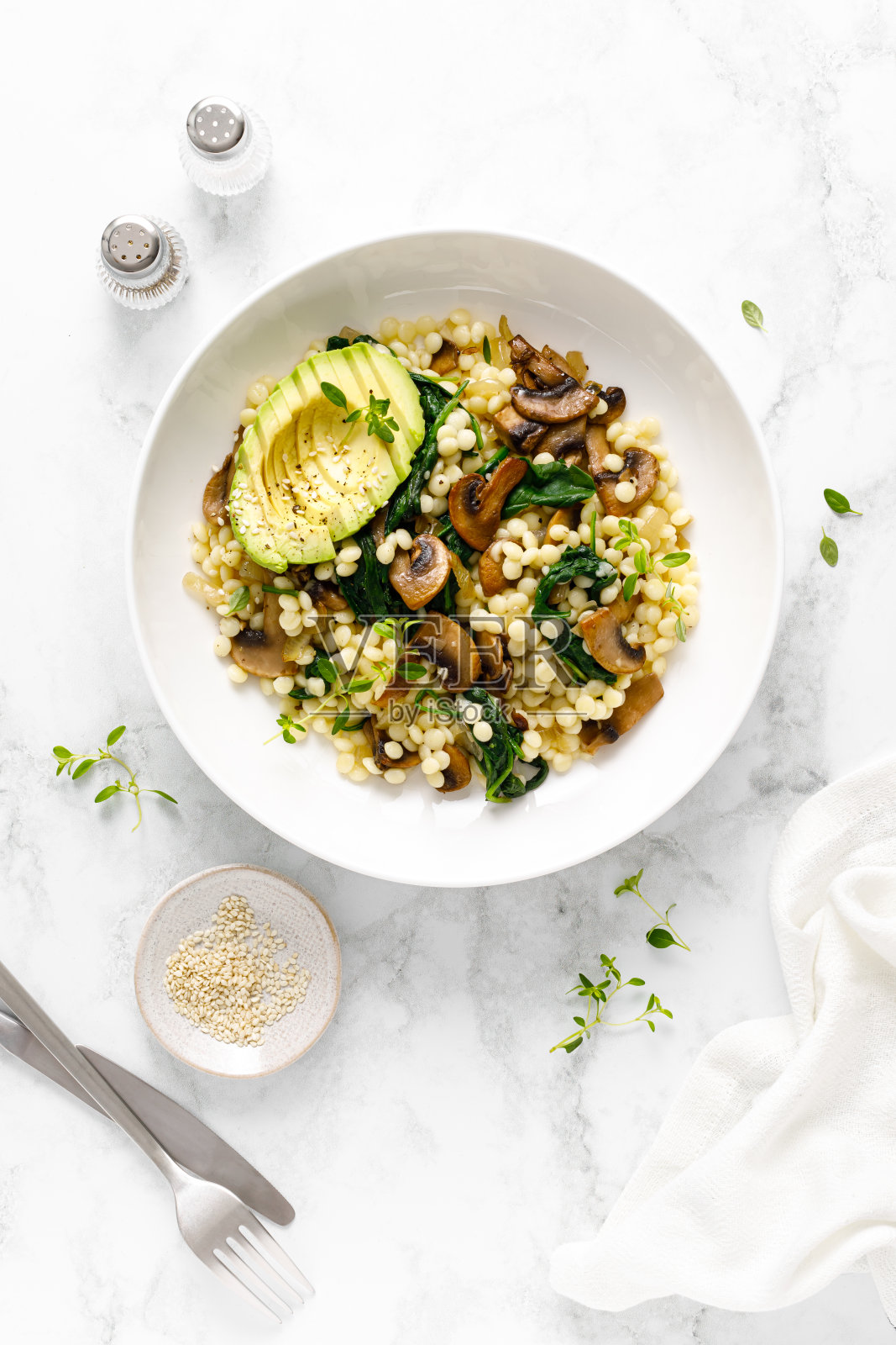 牛油果蒸粗麦粉，菠菜和洋葱炒香菇，从上往下看照片摄影图片