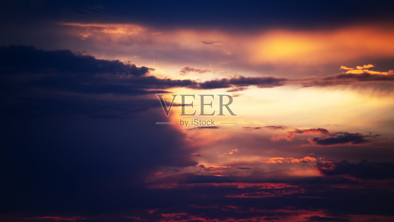 日落时分，橙色天空和乌云的风景如画照片摄影图片