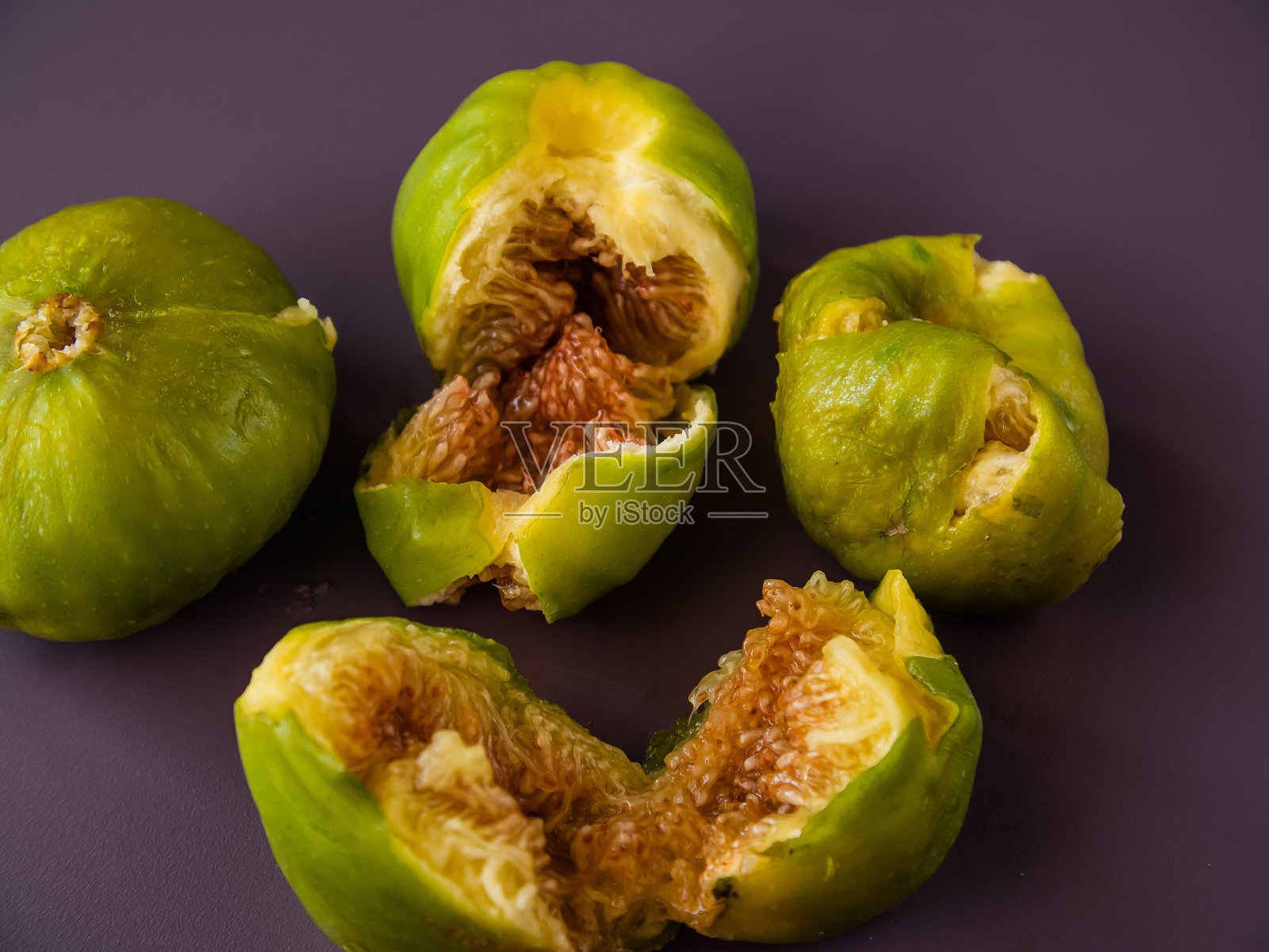 绿色成熟的无花果在桌子上接近-水果维生素和素食饮食的概念照片摄影图片