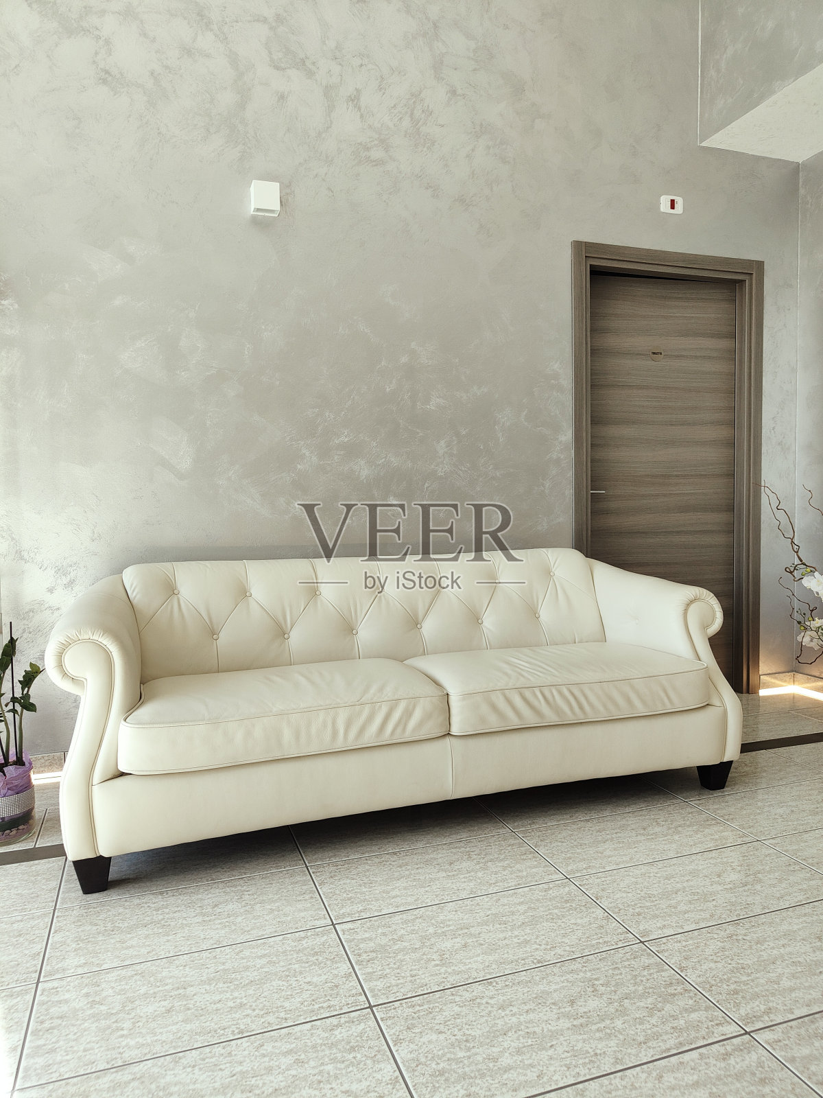 家里的角落放着切斯特菲尔德沙发照片摄影图片