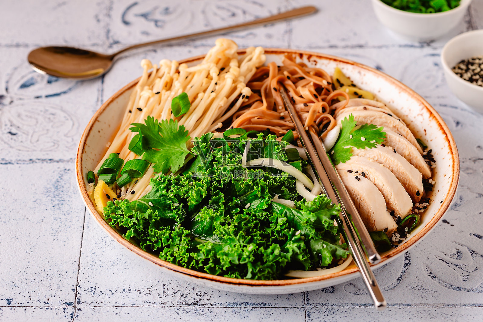 亚洲味噌拉面汤面。照片摄影图片