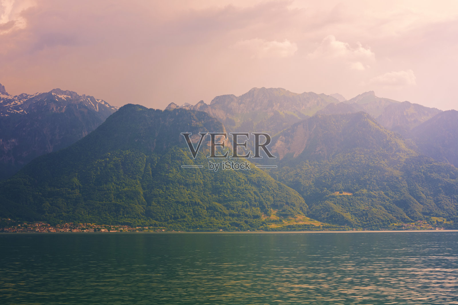 瑞士日内瓦湖，夕阳下美丽的高山照片摄影图片