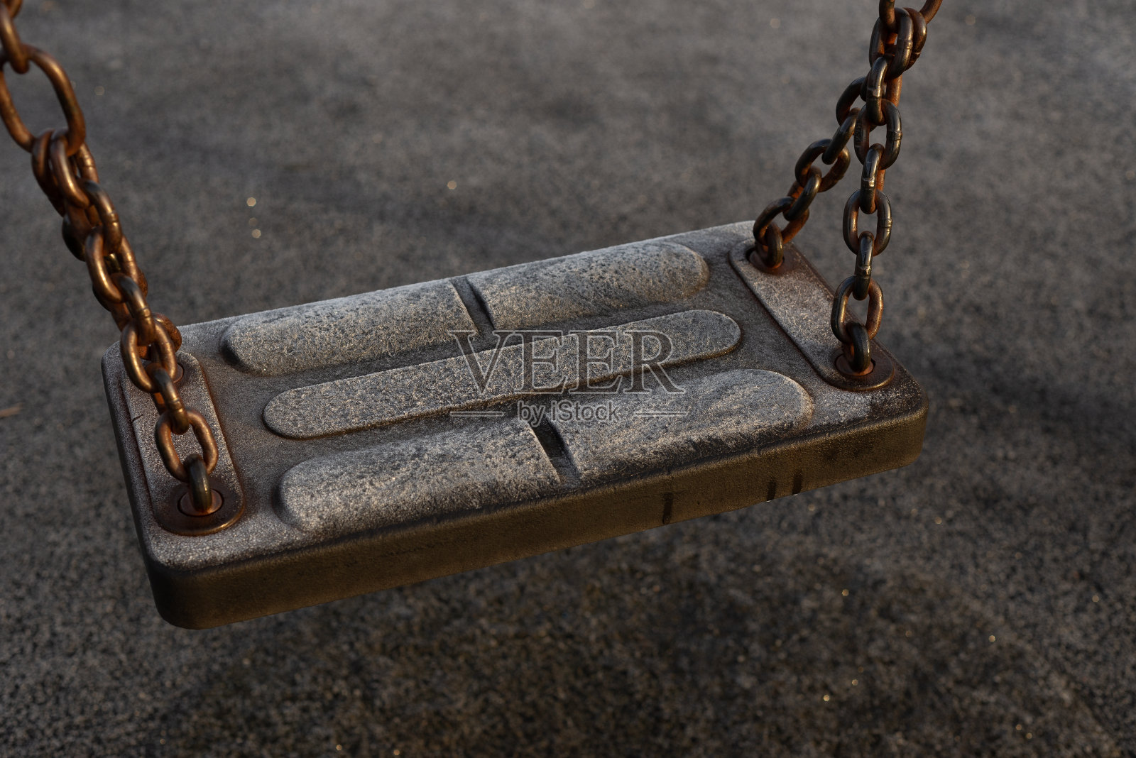 在一个寒冷的冬天早晨，冰冻的秋千椅照片摄影图片