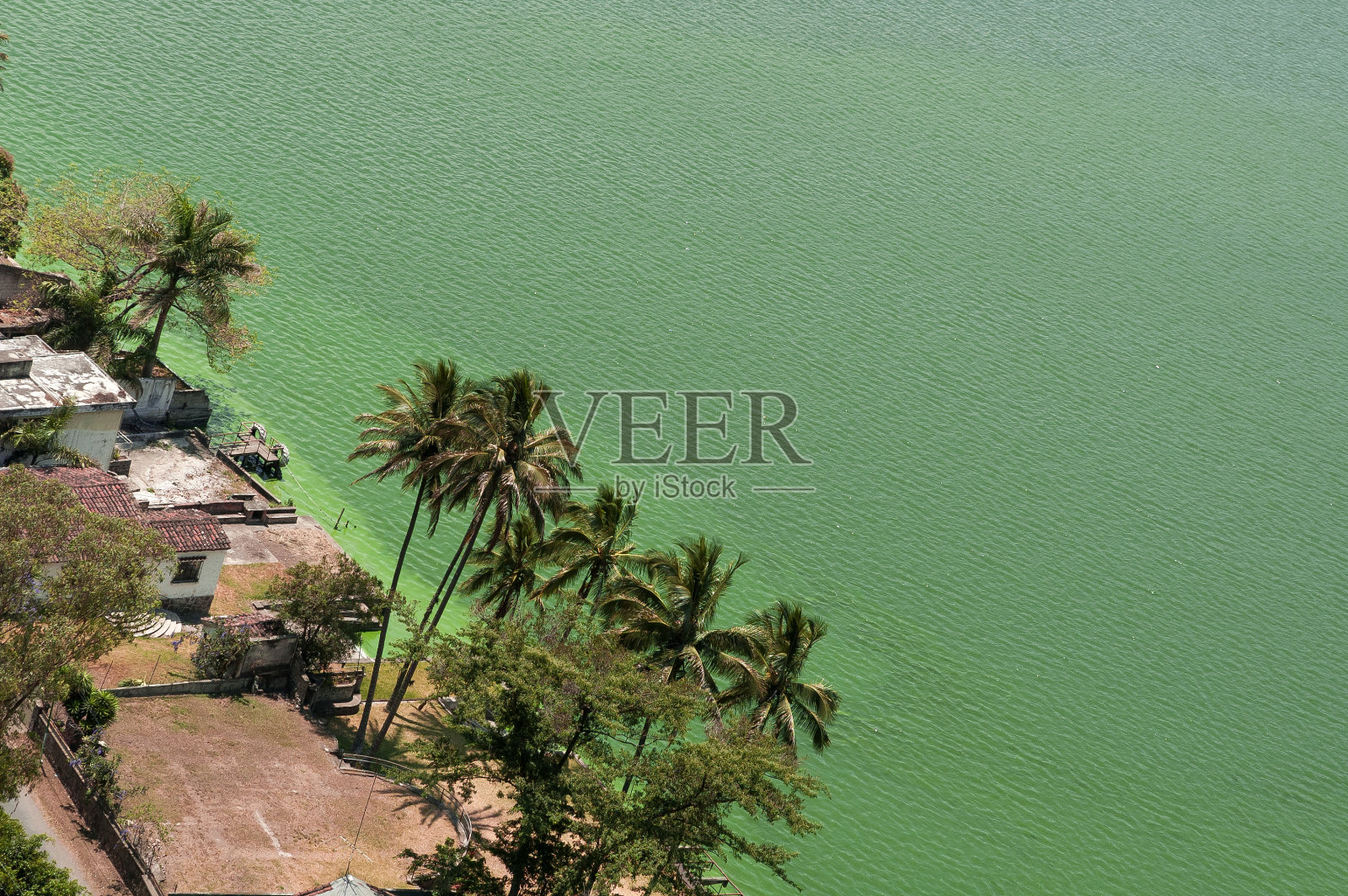 危地马拉阿马蒂兰湖全景图，污染水源接收城市排水，气候变化，山区景观和帕卡亚火山。照片摄影图片