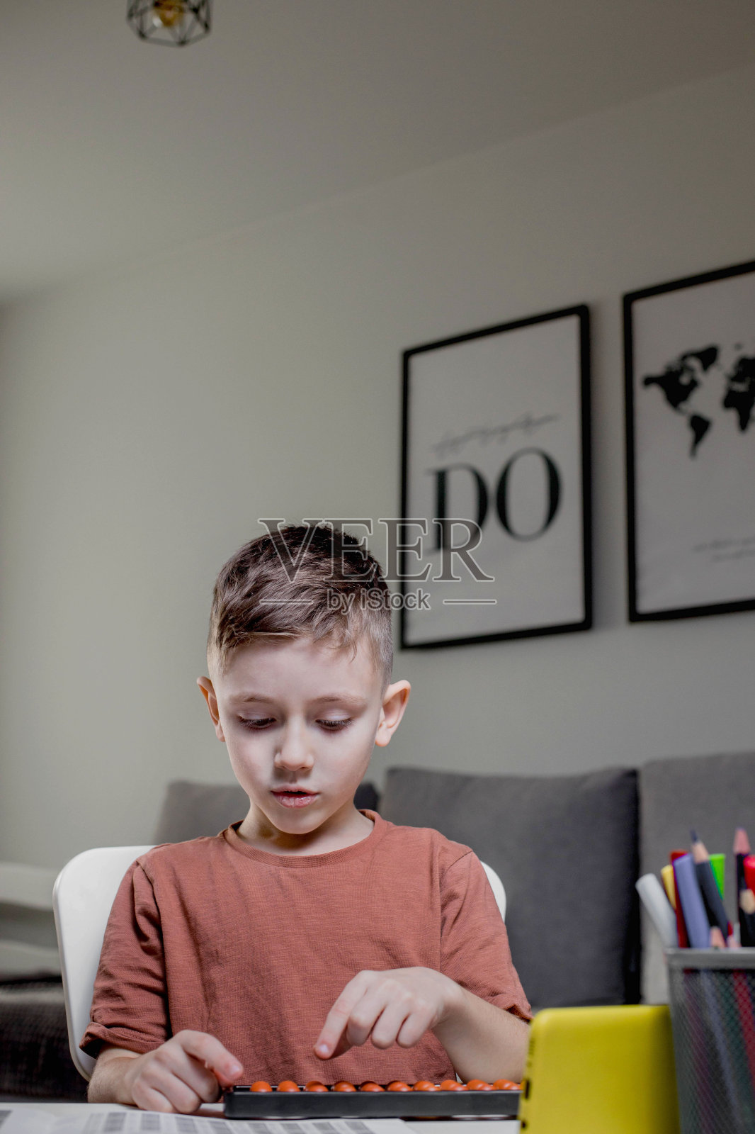 小男孩在心算的帮助下数数。快乐中的数学照片摄影图片