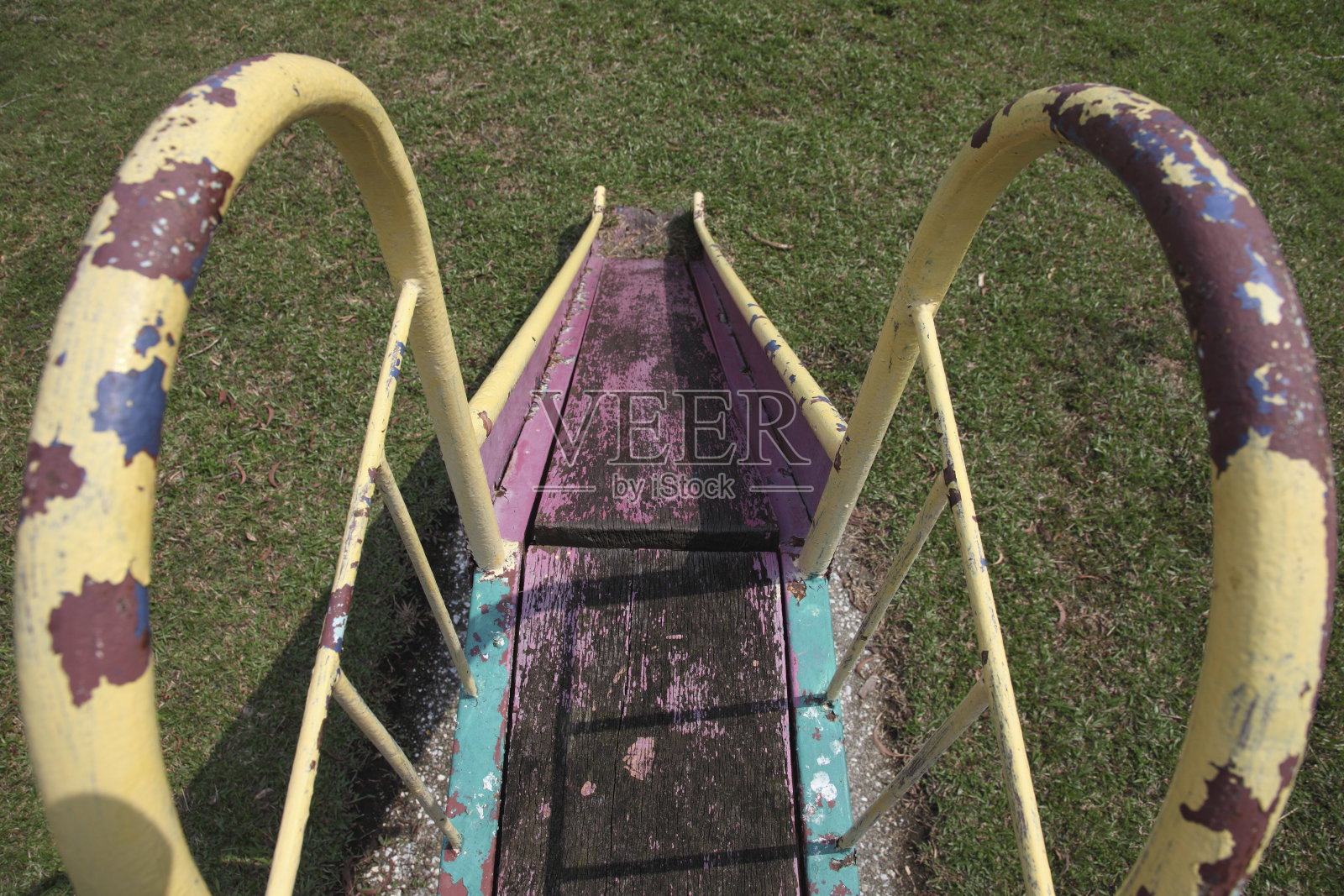 生锈的旧滑梯照片摄影图片