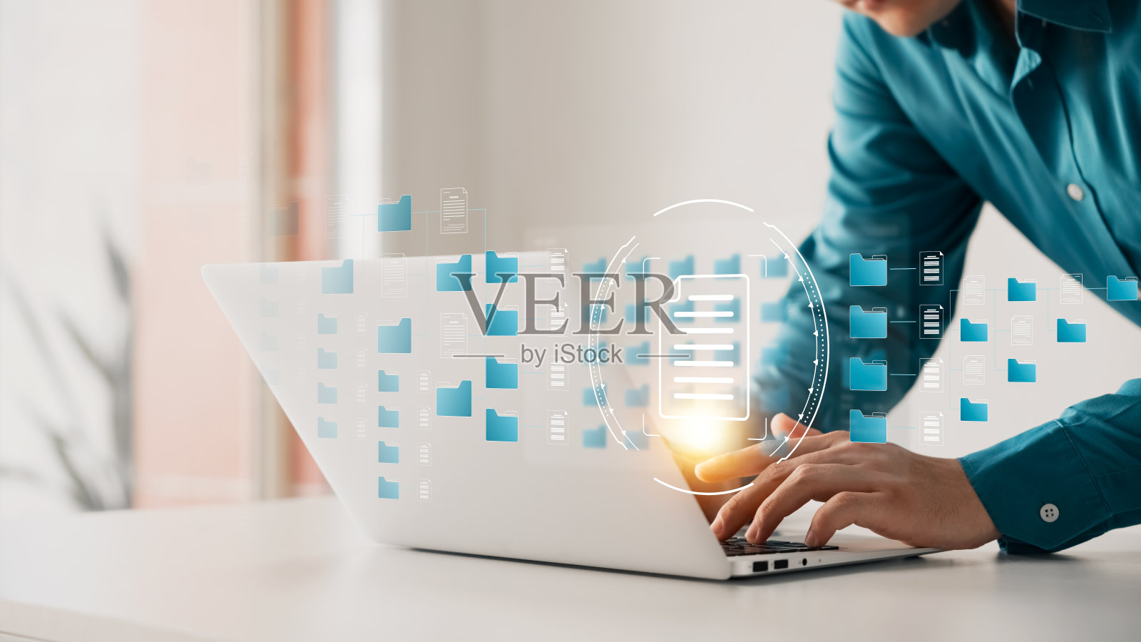 文档管理系统的概念是，商人使用笔记本电脑管理文件夹和文档图标软件，在线文档数据库搜索和管理文件，实现公司数据的高效归档。照片摄影图片