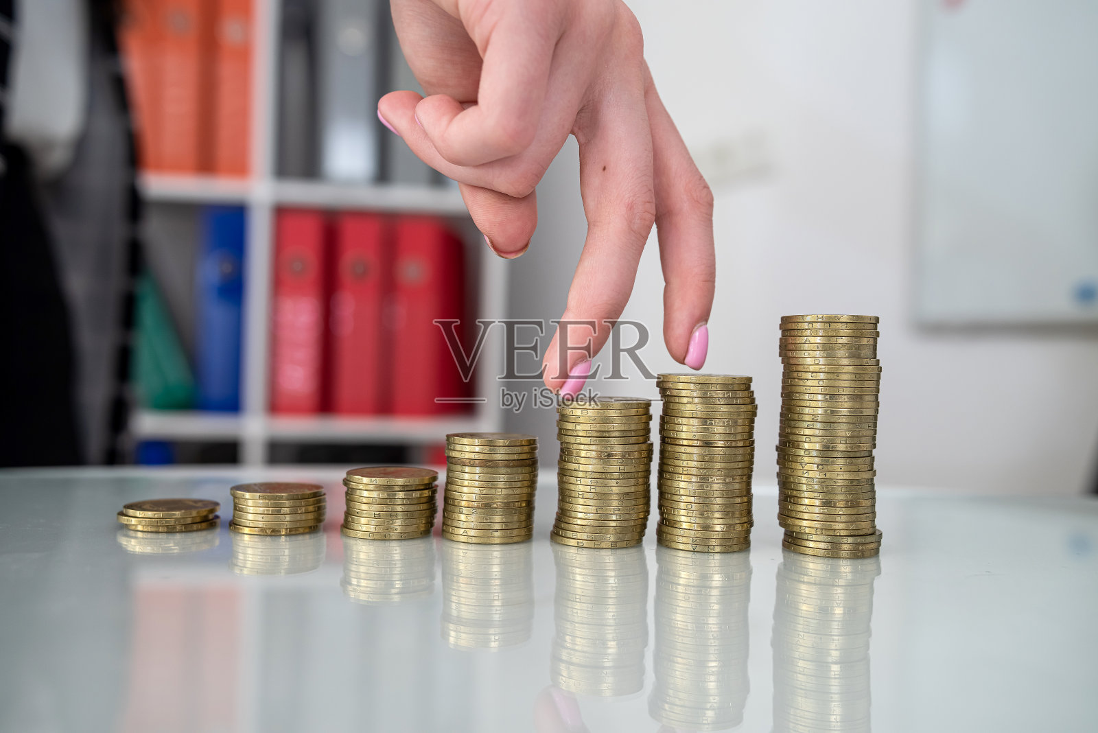 手里放钱硬币，以叠硬币作为企业成长的理念照片摄影图片