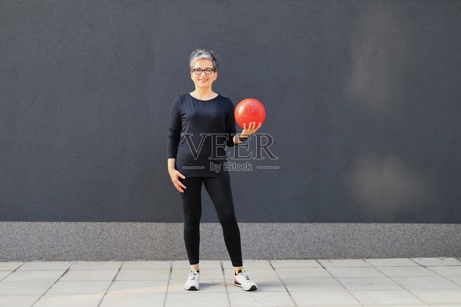 一个健康、运动的女人，散发着健康和美丽的光芒，决心进行积极的锻炼。照片摄影图片