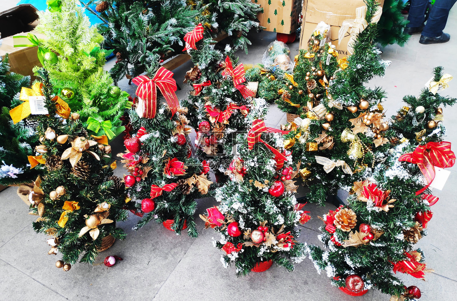 无缝图案的圣诞树树枝与球。关闭了。照片摄影图片