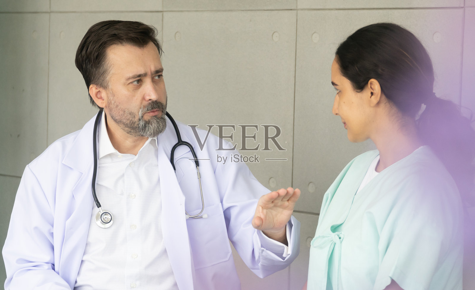 白人男性医生对西班牙裔女性患者听诊器发现根本原因的诊断。医疗保健检查和体检以医生为理念。照片摄影图片