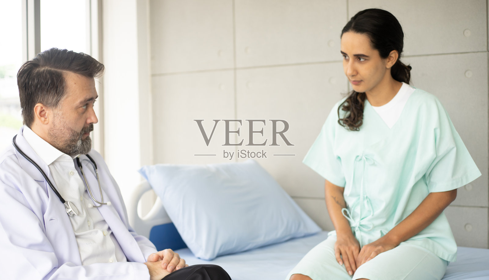 白人男性医生诊断西班牙裔女性患者的根本原因。膝伤问题。医疗保健检查和体检以医生为理念。照片摄影图片