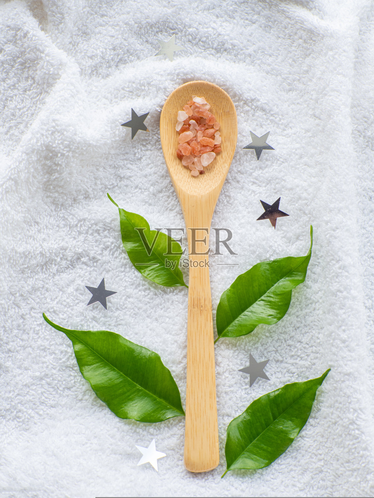 用绿叶和海盐组成的木勺照片摄影图片