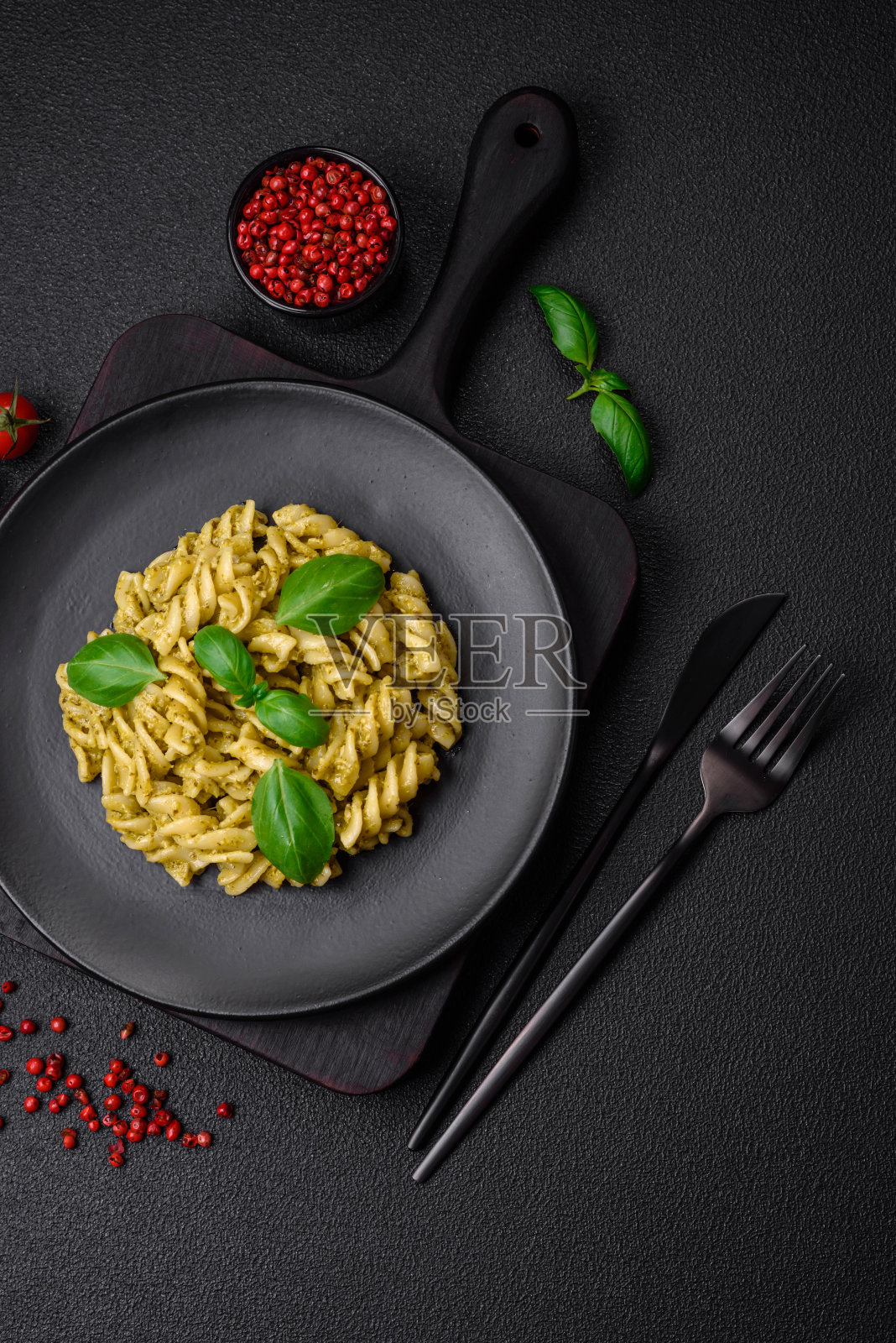 美味的新鲜意大利面配上绿色香蒜酱和罗勒照片摄影图片