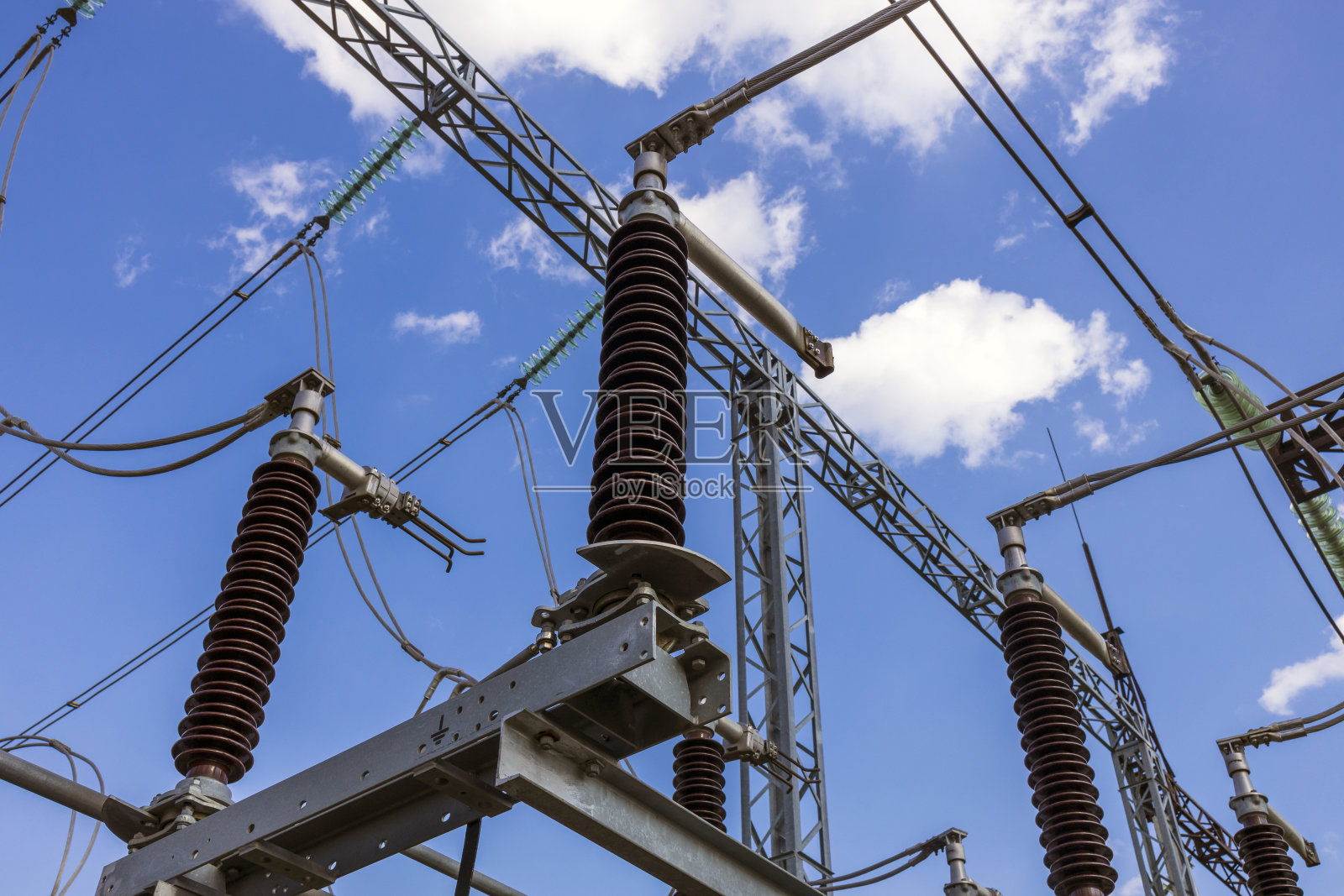 变电站的隔离器和绝缘子。照片摄影图片