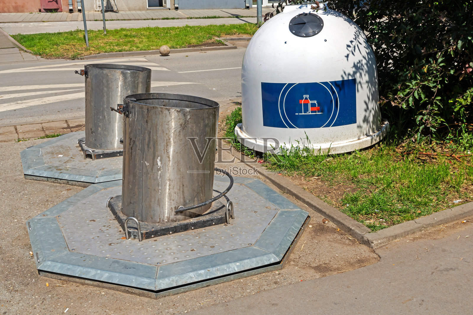 街道上回收工业容器照片摄影图片