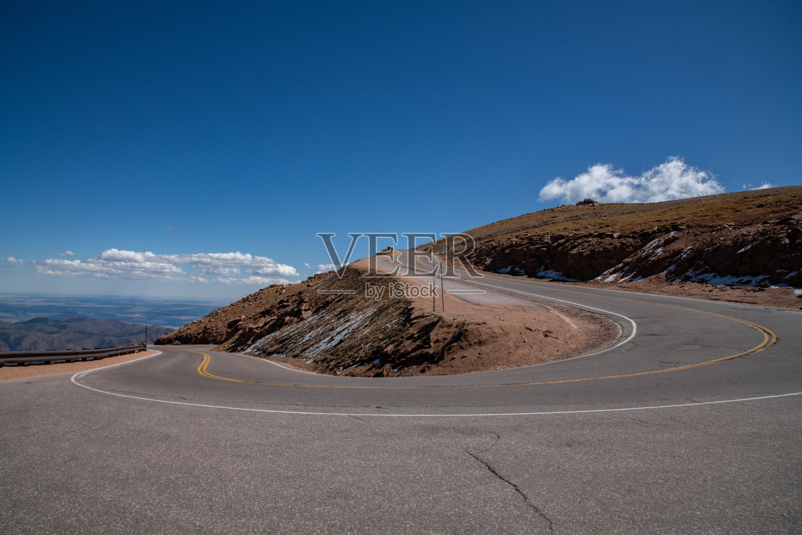 美国西部科罗拉多州中部落基山脉中的派克峰高速公路通往美国山顶(海拔14115英尺)的弯道和大落差照片摄影图片