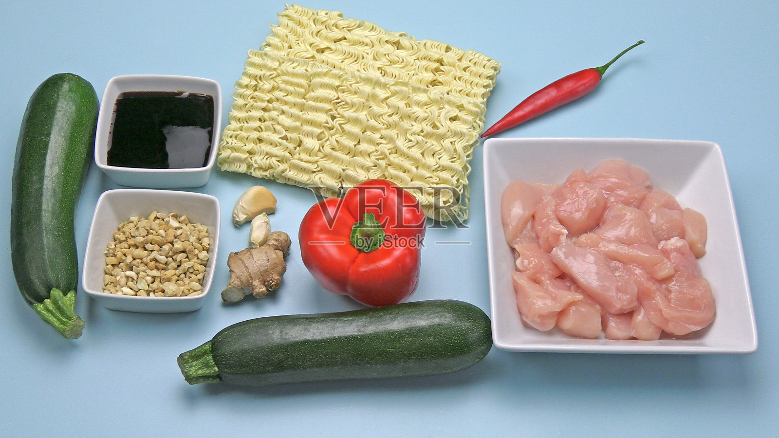 在桌子上用鸡肉和腰果做一锅面条照片摄影图片