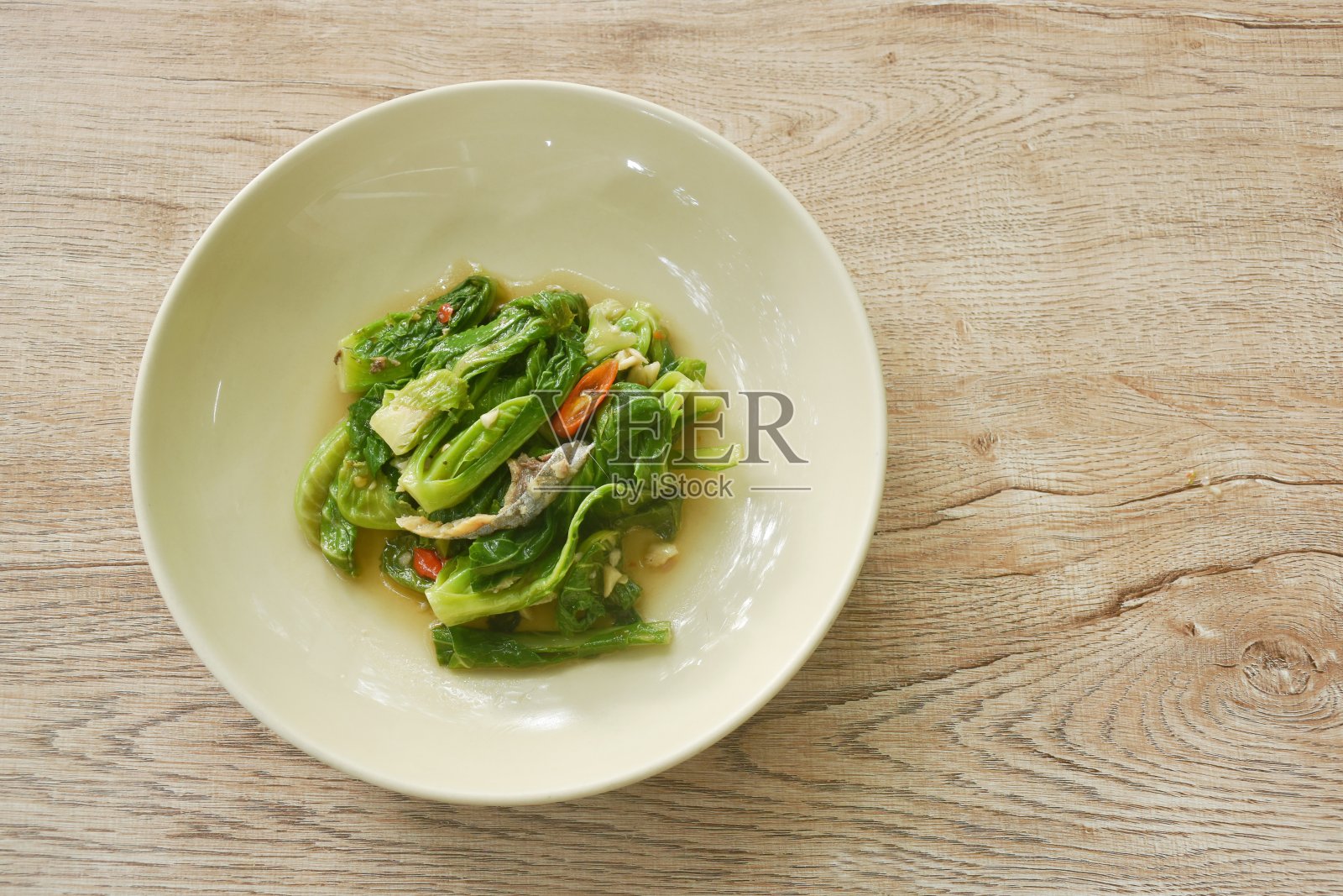 蚝油咸鱼炒抱子甘蓝照片摄影图片