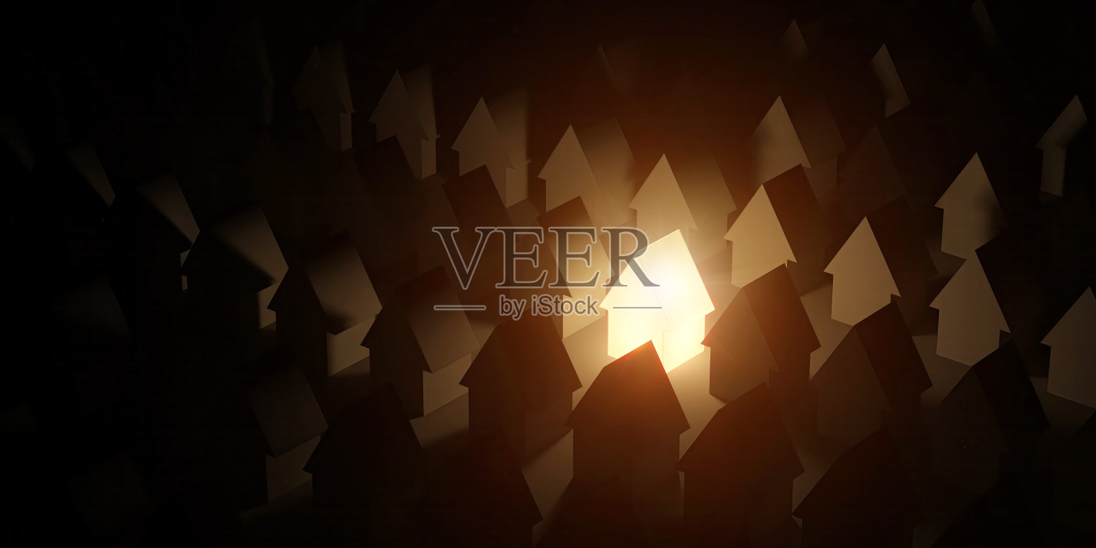 在其他黑暗的房子之间明亮舒适的照明房子，寻找，寻找和选择新房子的最小概念。例外，从人群中脱颖而出的概念全景横幅照片摄影图片