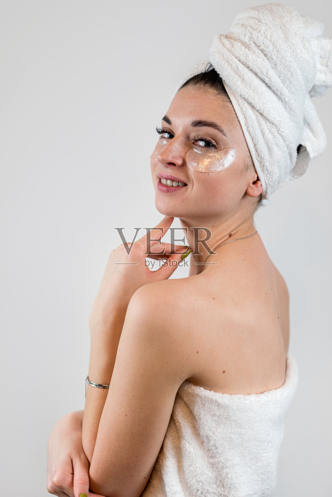 戴着水凝胶眼罩的年轻女子孤立在白色照片摄影图片