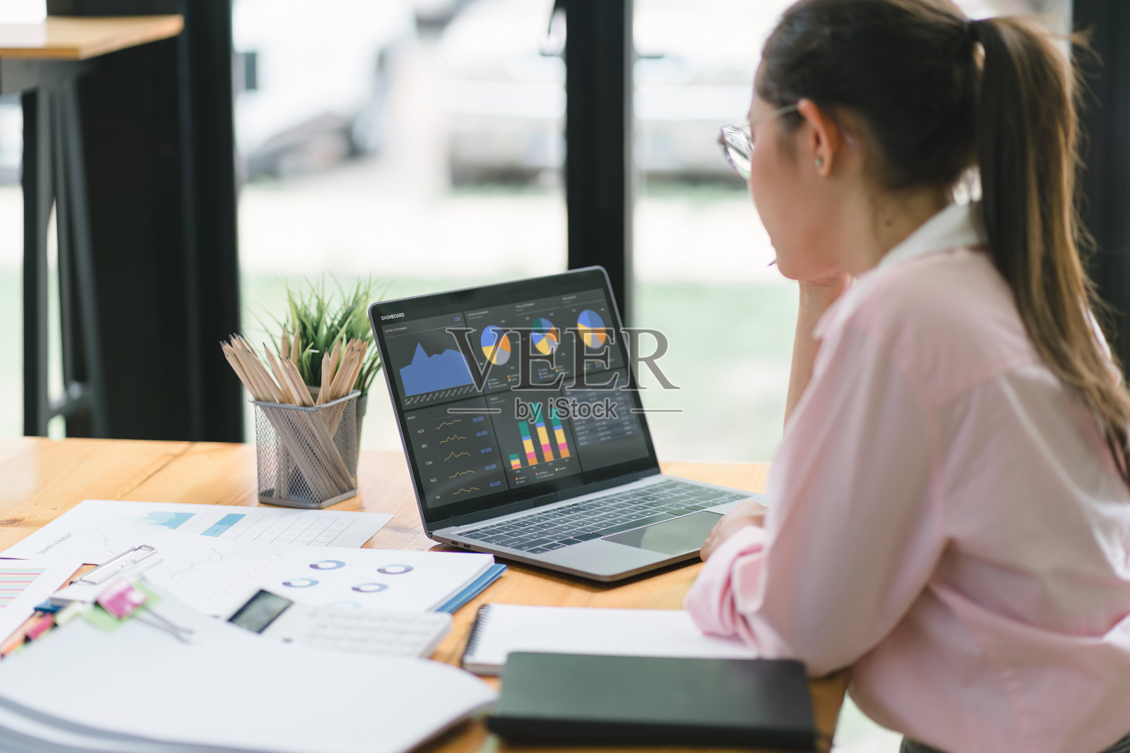 数据分析师负责业务分析仪表板，利用图表和指标分析性能，并为运营管理生成有见地的报告。照片摄影图片