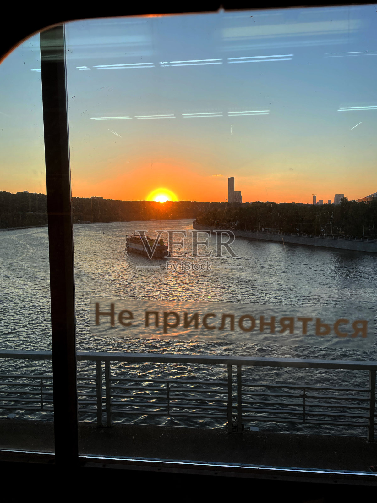 日落时的莫斯科河堤照片摄影图片