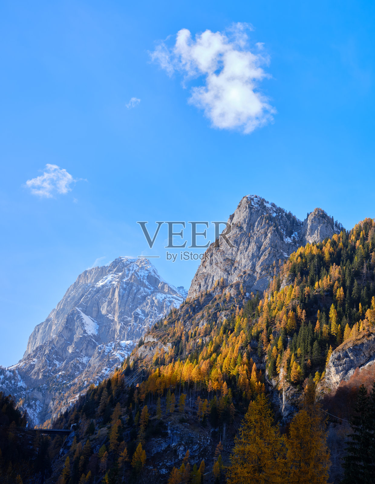 秋天的一天，欧洲意大利威尼托贝卢诺多洛米蒂山脉的马尔莫拉达山脉全景。马尔莫拉达是滑雪者、徒步旅行者和雪鞋爱好者的热门目的地。照片摄影图片