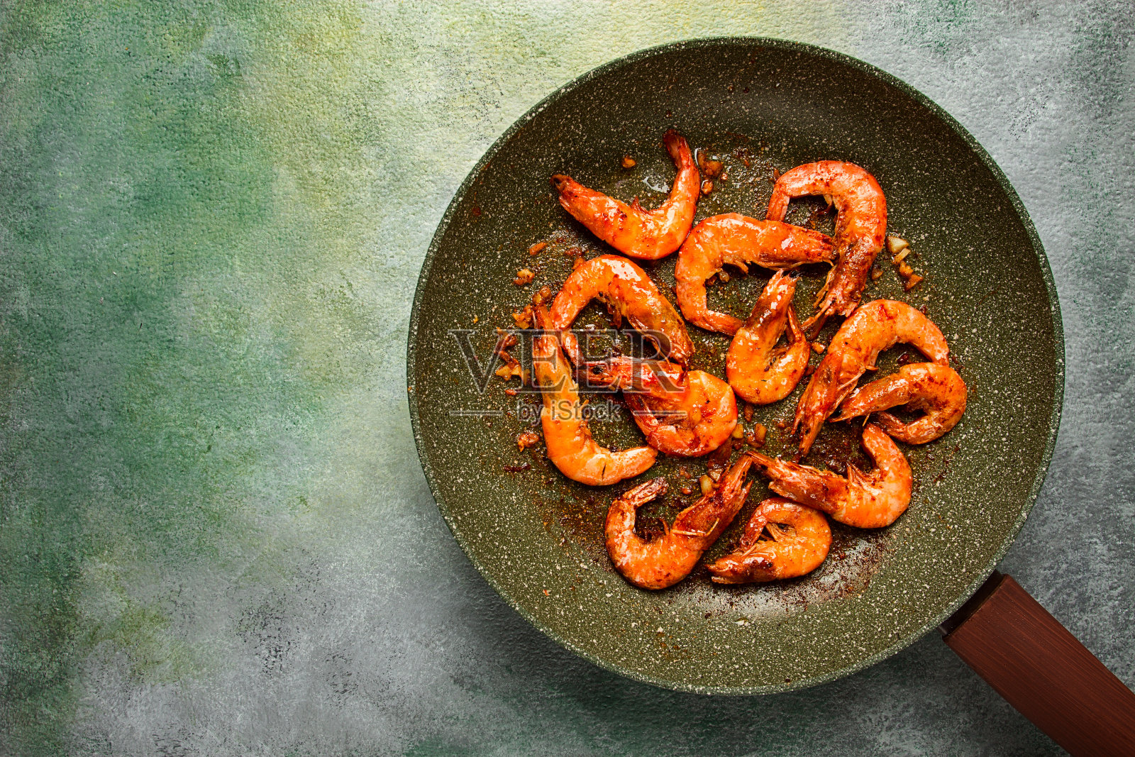 炒虎虾，加香料，自制，俯视图，照片摄影图片