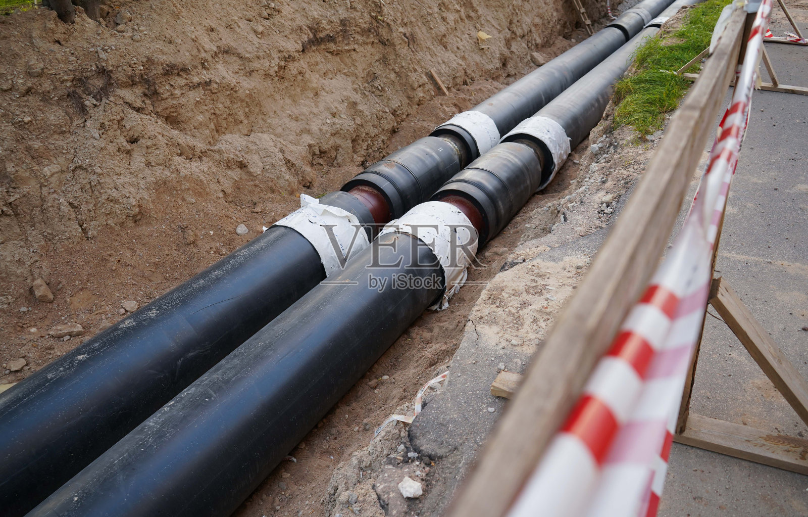 供热、供水管网分配单元的安装。用于在地沟中连接管道的框架照片摄影图片
