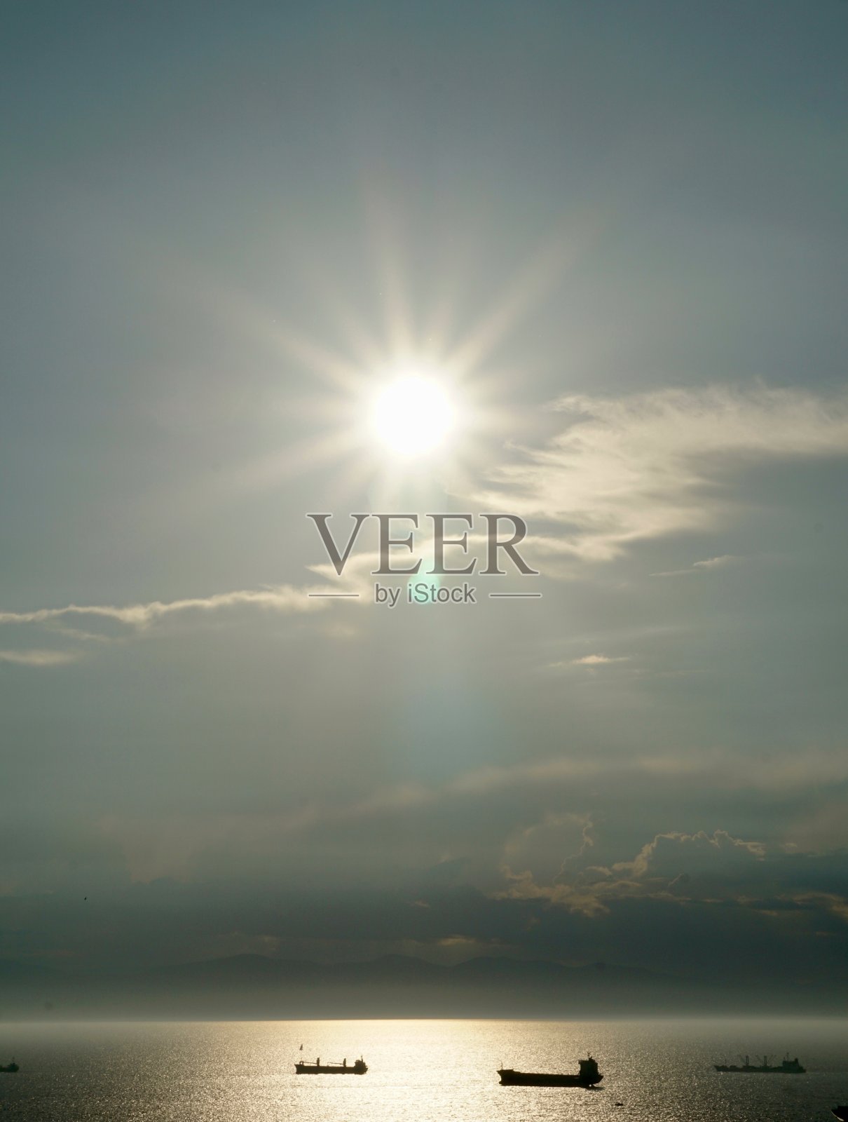 日本海的日落。海参崴市的海上日落。美丽的海上日落。日落时海上的船只。照片摄影图片