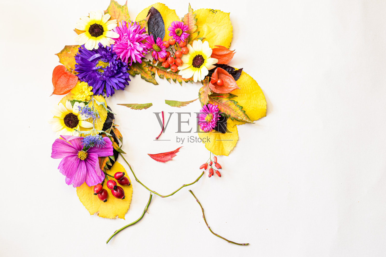 秋天，用五彩缤纷的秋叶和花朵制作工艺，创意十足照片摄影图片