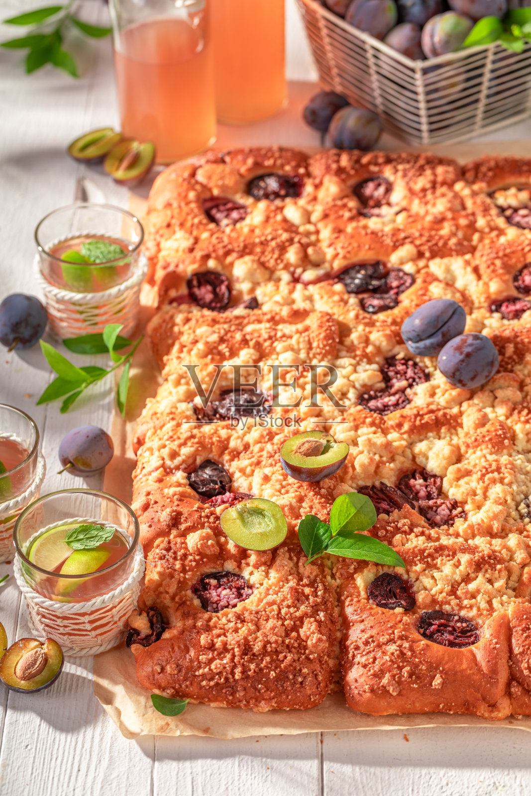 美味的梅子酵母蛋糕，有酥粒和釉料。照片摄影图片