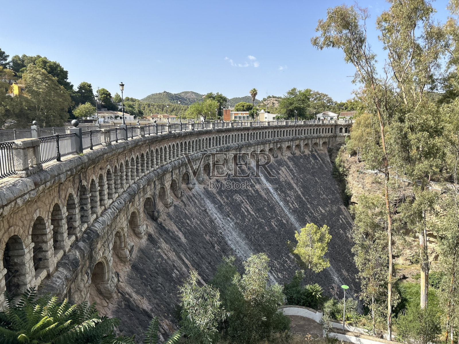 El Chorro水库的边缘照片摄影图片