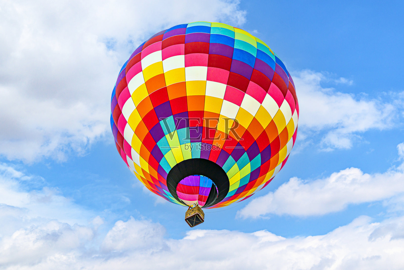 热气球飞越蓝天照片摄影图片