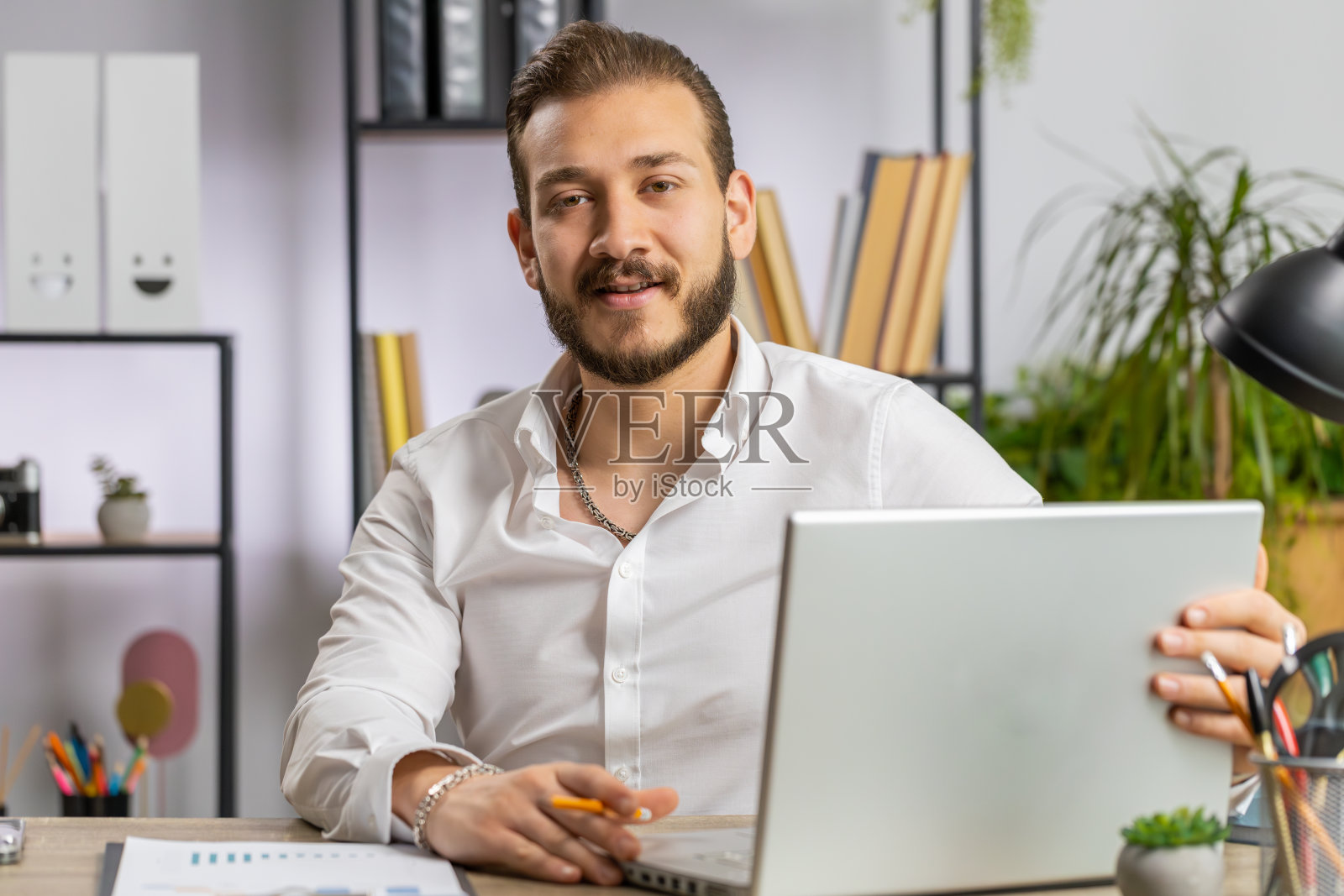 在办公室工作的黎巴嫩商人自由职业者，开始在笔记本电脑上工作，发送在线消息照片摄影图片