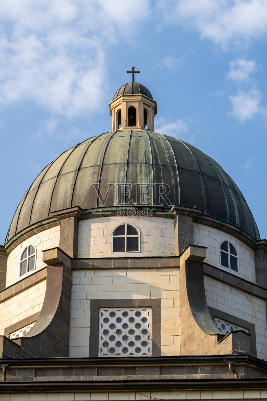 在加利利海上的八福教会。照片摄影图片