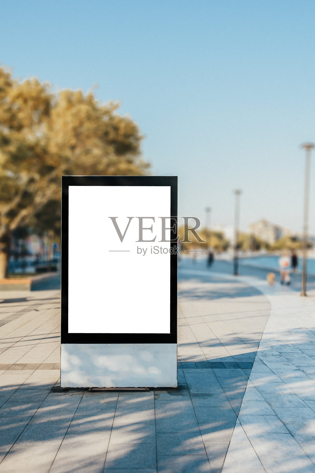 宽阔的人行道上空荡荡的广告牌照片摄影图片