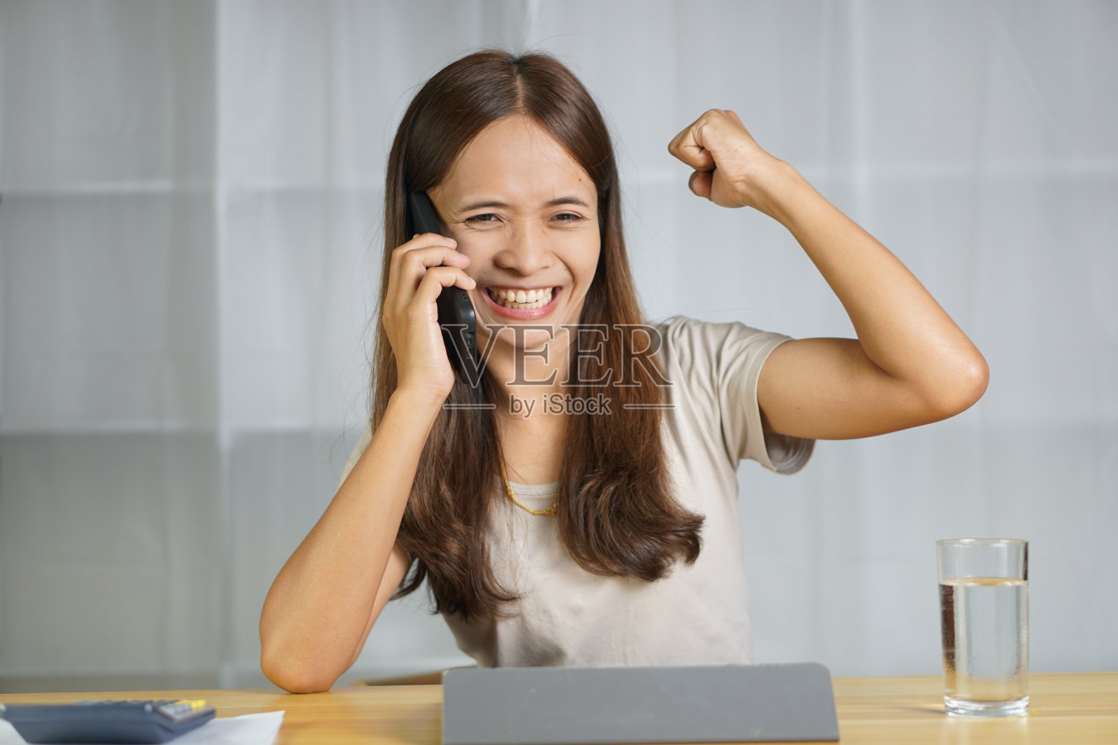 亚洲妇女在家工作后，增加利润后高兴照片摄影图片