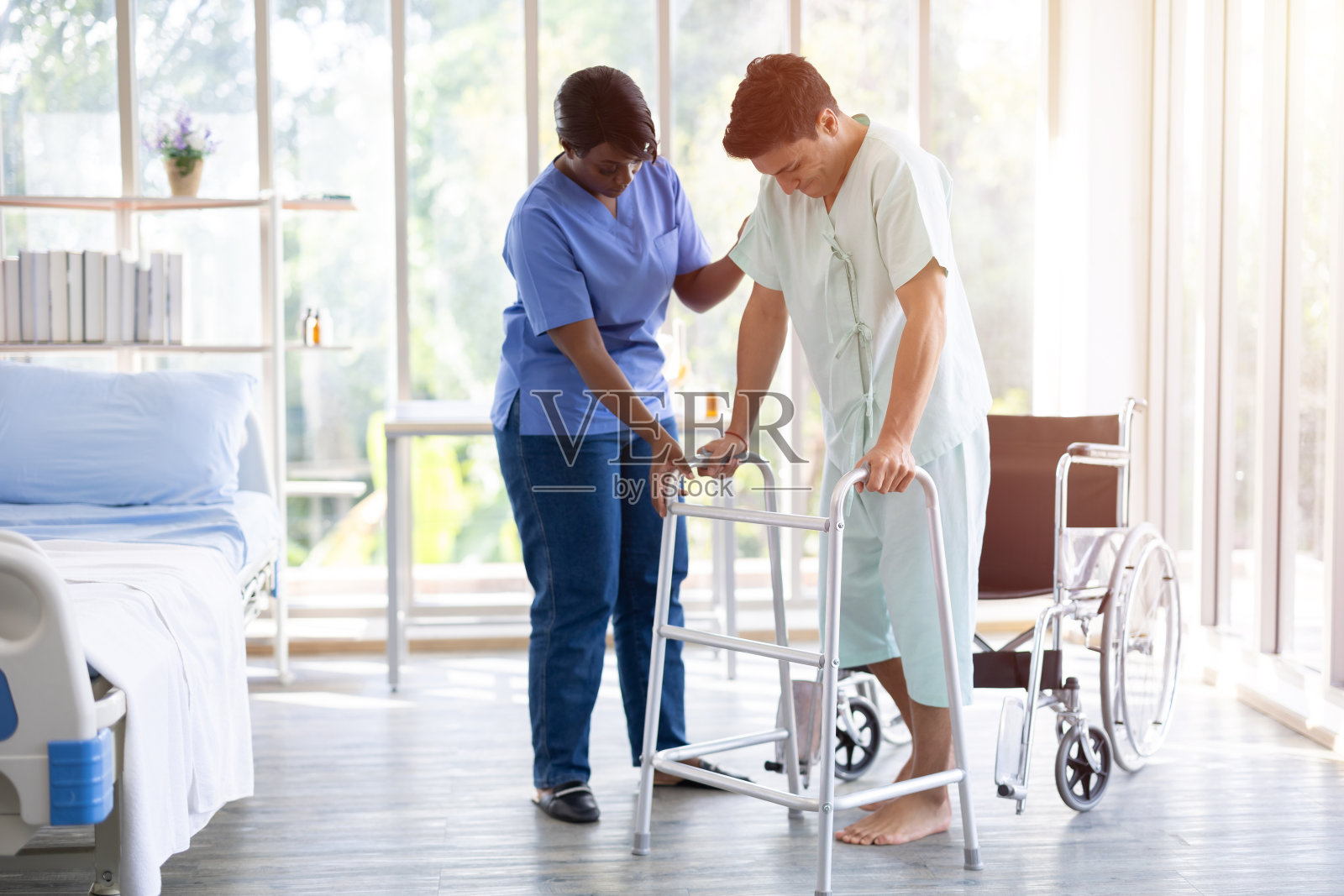 患者肌肉恢复步行训练练习使用助行器与物理治疗师的护理帮助支持照片摄影图片