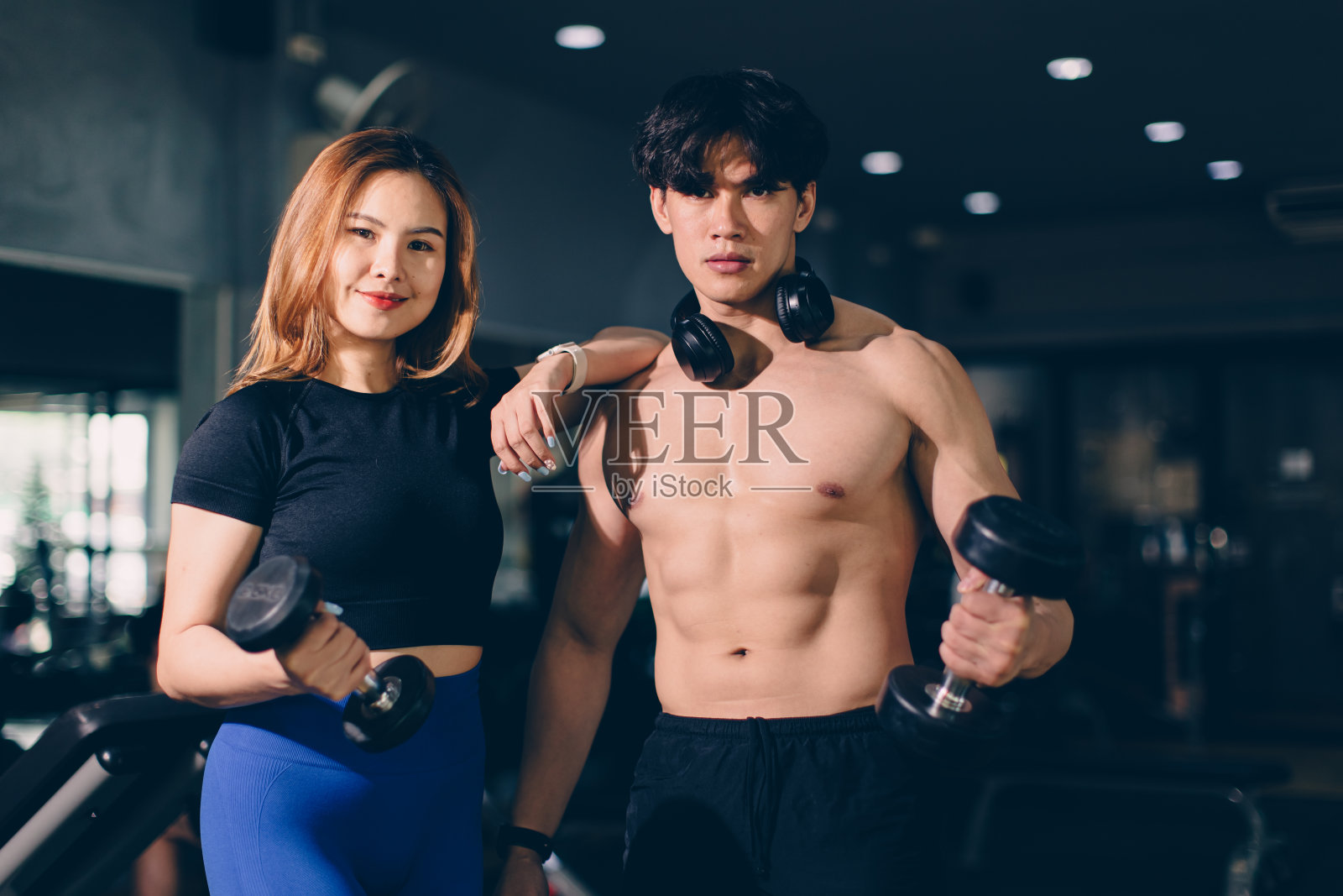 肖像快乐运动男女健美广告运动员模特肌肉训练在健身馆体育俱乐部照片摄影图片