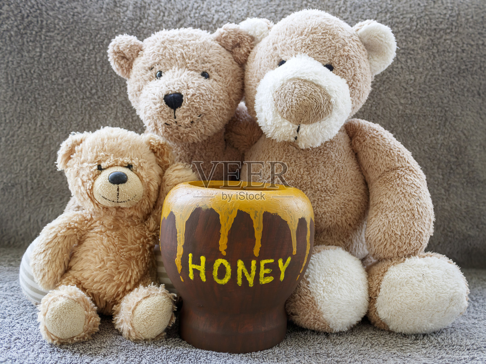 泰迪熊和蜂蜜的全家福照片摄影图片